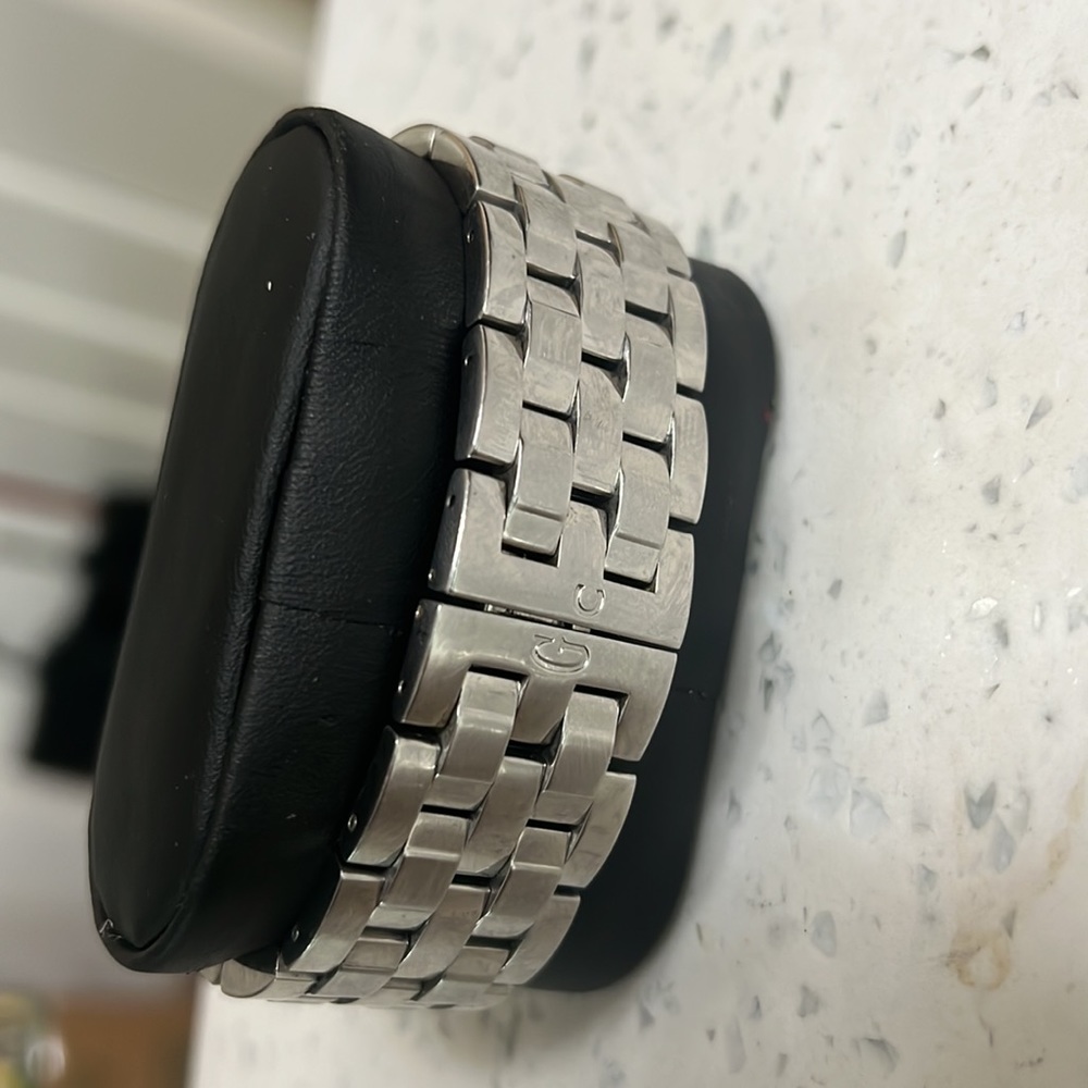 Guess - Picture 2 of 2